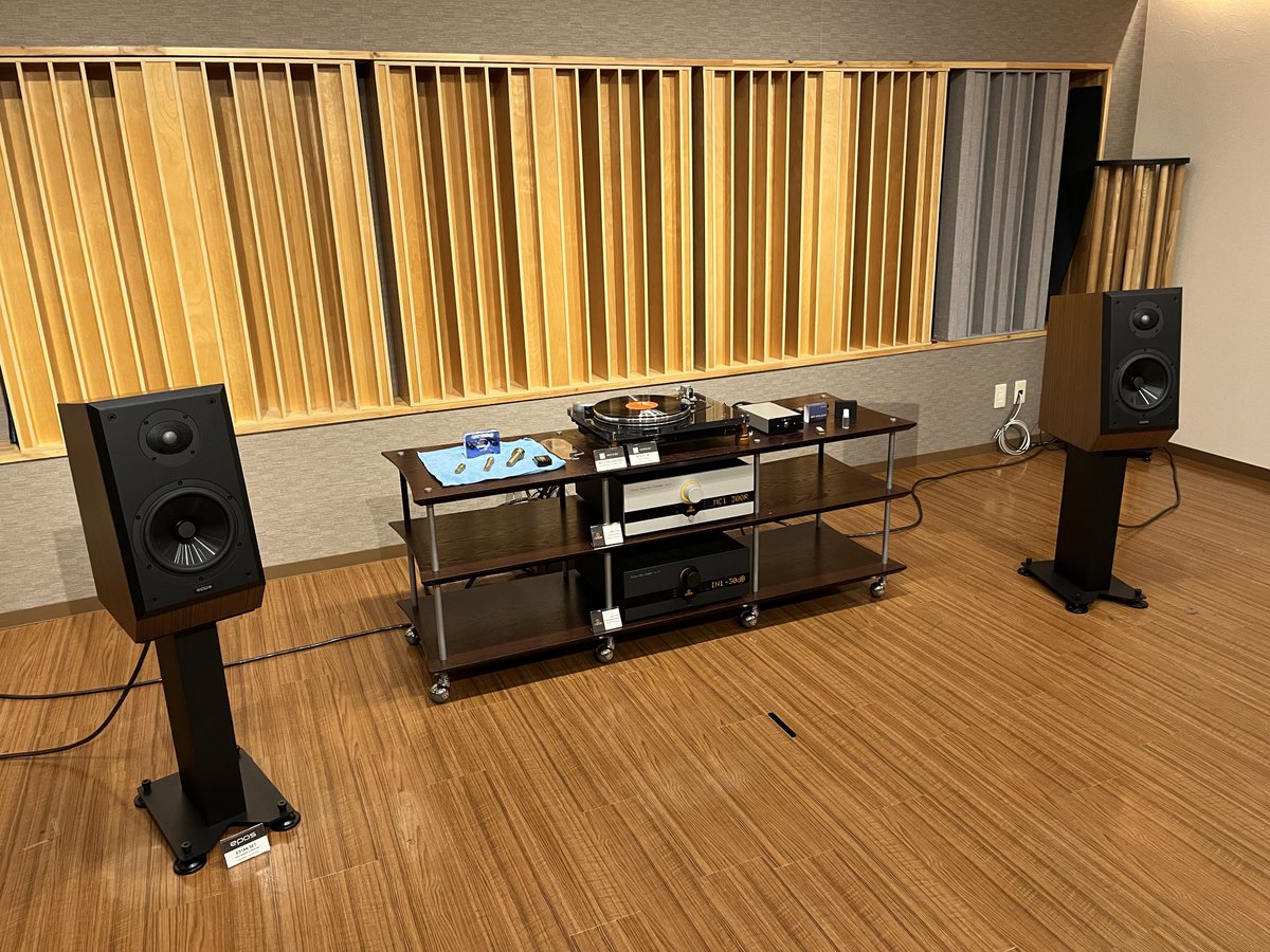 InSelvatico's tweet photo. さて、お出かけ本編。

オーディオ試聴会は #Vertre #Epos #Canor の、ターンテーブル（MG-1 PKG MK2）、スピーカー（ES14N）、フォノアンプ（PH1.10）、プリメインアンプ（AI2.10）の構成。
オールアナログだったのだが、S/N比追求一辺倒でない、温かみのある音像だったのだ：
#アライオーディオ https://t.co/f5tpbKZq1V
