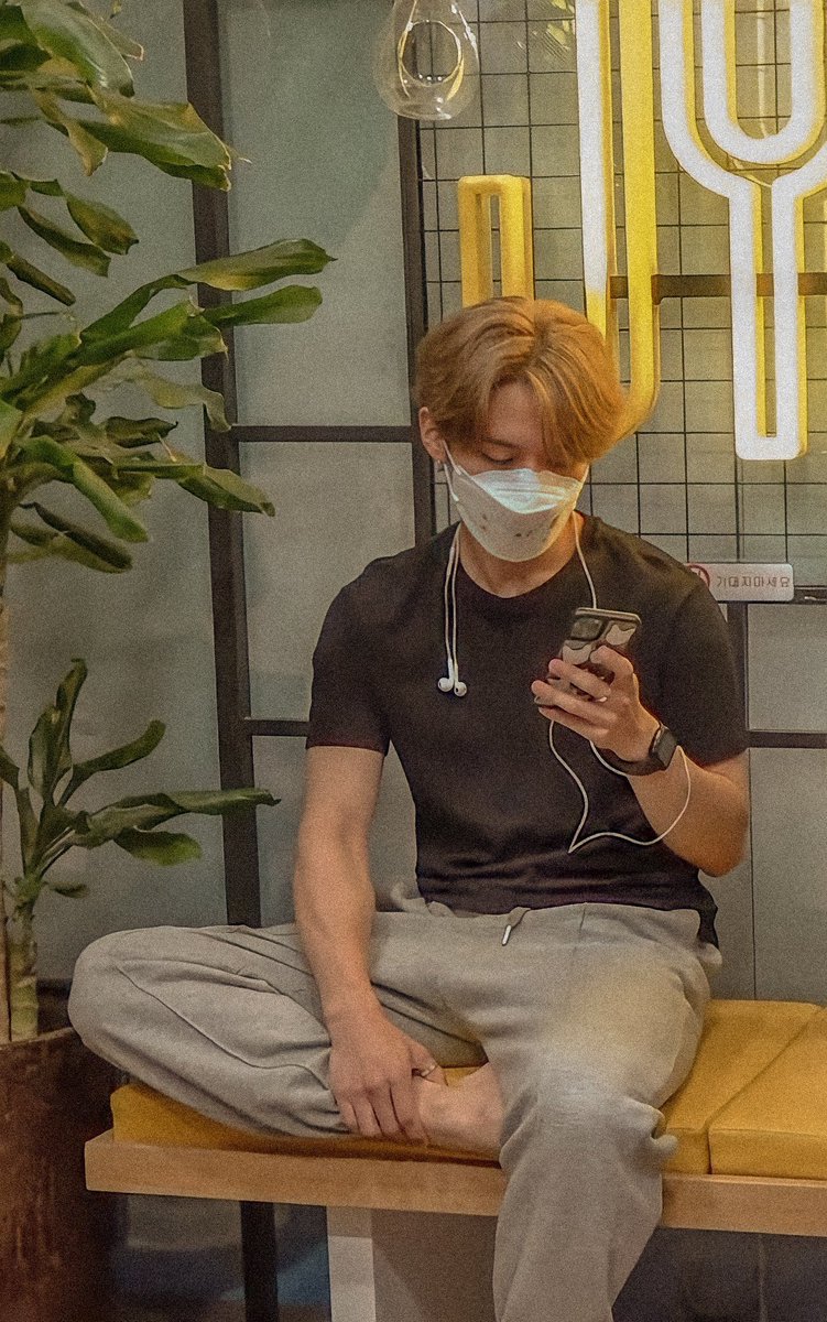 imknowlee's tweet image. ada senyum tersipu malu dibalik masker prama karena gemasnya oknum bernama alea