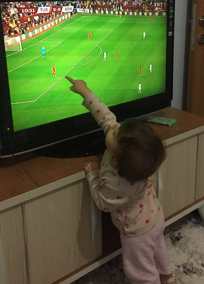 Balerin olacak galiba dediğim yeğenim futbol delisi çıktı ...