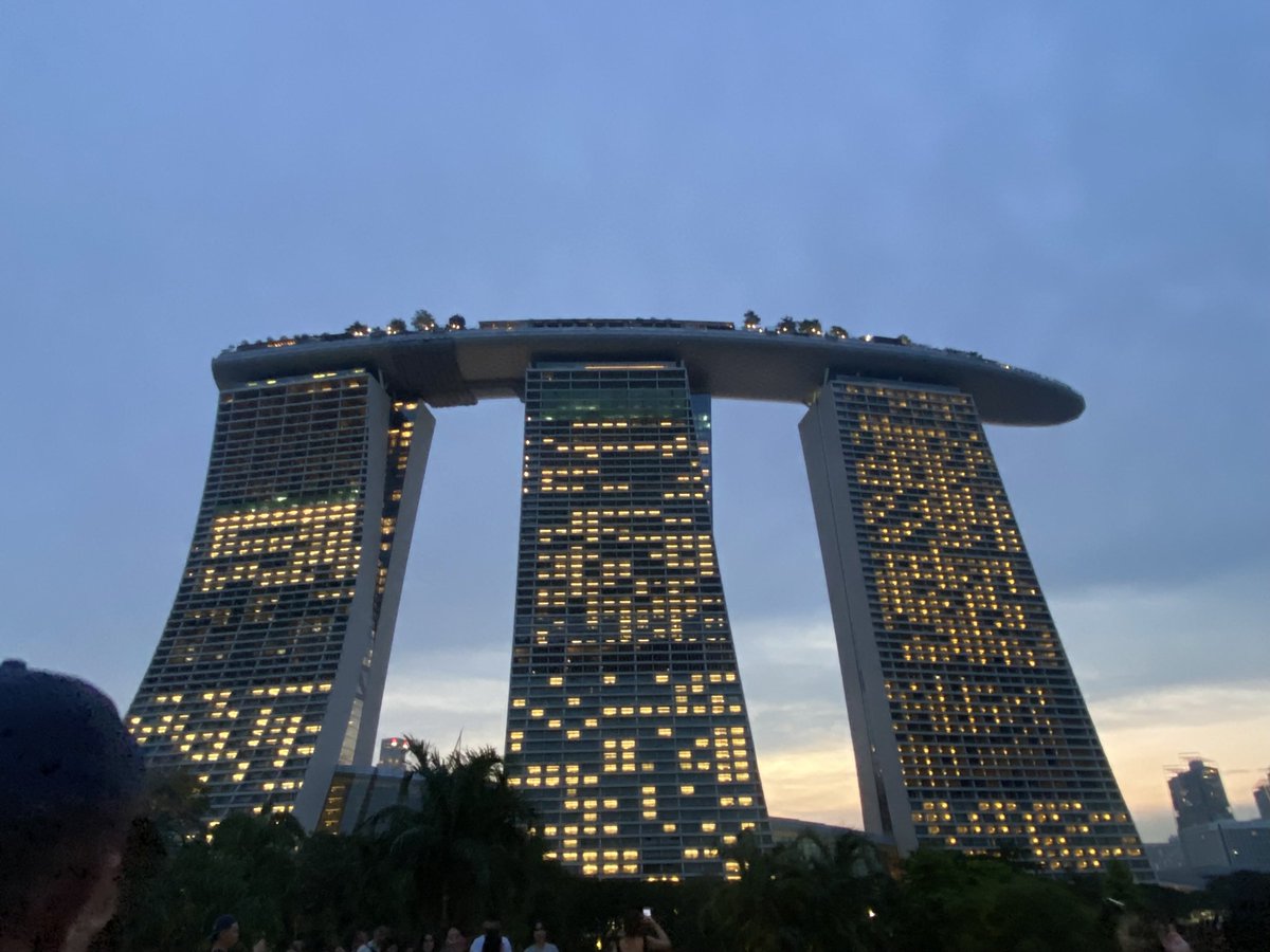 Clarageogteach1's tweet photo. Country 17) Singapore

We didn’t get many photos here as we only stopped in Singapore for 15 hours, but had enough time in between flights to visit the Marina Bay Area and the Gardens by the Bay 🌺🇸🇬 https://t.co/sFCGpvnB9w