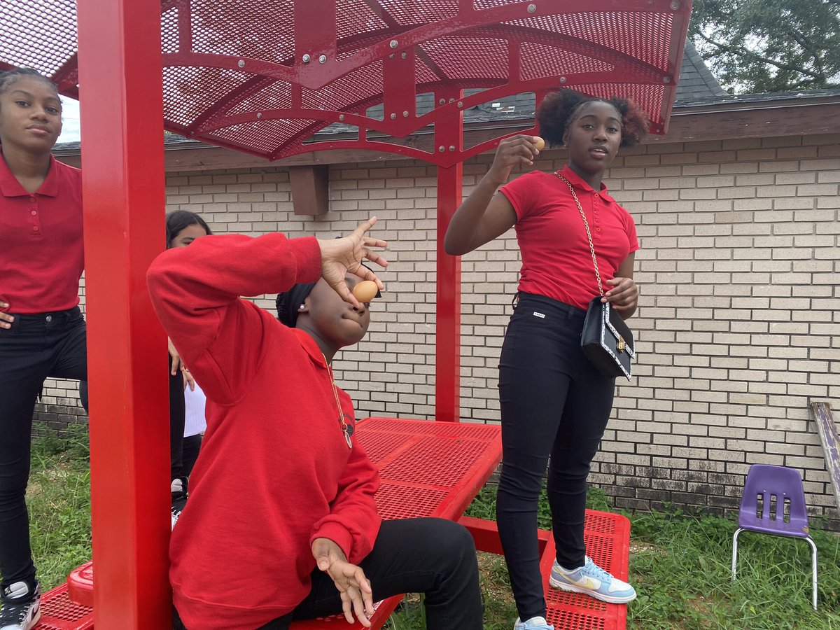 BRSTEM2's tweet photo. Just a few photos from our time at Park Ridge Academic Magnet this week. It was about the ‘S’ in STEM. #Science ##Experiments #StateofMatter #LifeScience #physicalscience #EarthScience https://t.co/EEDTrfmYSy