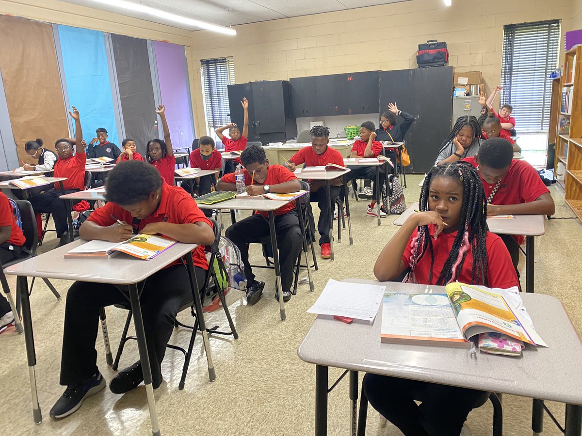 BRSTEM2's tweet photo. Just a few photos from our time at Park Ridge Academic Magnet this week. It was about the ‘S’ in STEM. #Science ##Experiments #StateofMatter #LifeScience #physicalscience #EarthScience https://t.co/EEDTrfmYSy