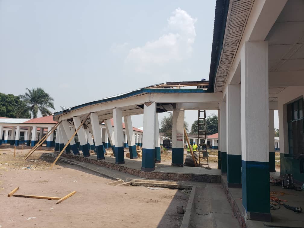 DuLomami's tweet photo. Haut-lomami #début des #travaux de(demolition et construction)de la pacerelle à l'HGR ce samedi,lesdits travaux sont exécutés par l'equipe de MMR.Le Gouproque Dirige Dr YUMBA KALENGA MUSHIMBI Isabelle poursuit son projet de Société sous l'impulsion de SE Félix ANTOINE TSHISEKEDI https://t.co/VVkLkRxqg3
