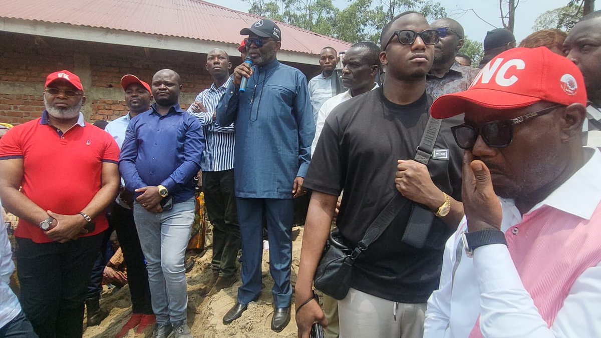 KombeGauthier's tweet photo. Ce samedi, VK et toute sa délégation sont à #Bushumba dans le territoire de Kabare, le VPM @VitalKamerhe1 a visité la maison des prêtres catholiques en construction qu’il a financé et promet de construire aussi une Paroisse pour la population de ce coin. @BillyKambale1 @Bibishe6 https://t.co/dgldcvKsLJ