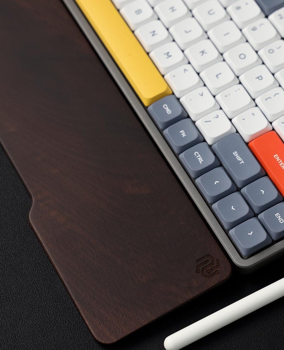 nuphystudio's tweet photo. Which color of Air75 greatly match Walnut wrist rest? 🤔
🛒https://t.co/dap9DPgunM
#nuphyair75 #mechanicalkeyboard #wirelesskeyboard https://t.co/D3wKpz4wSp