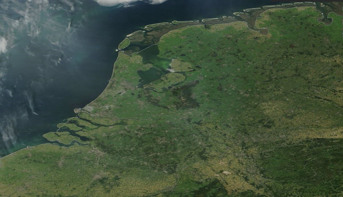 Alpenweerman's tweet image. Zonovergoten #Nederland en #Alpen gezien vanuit de ruimte. Bron #NasaWorldview