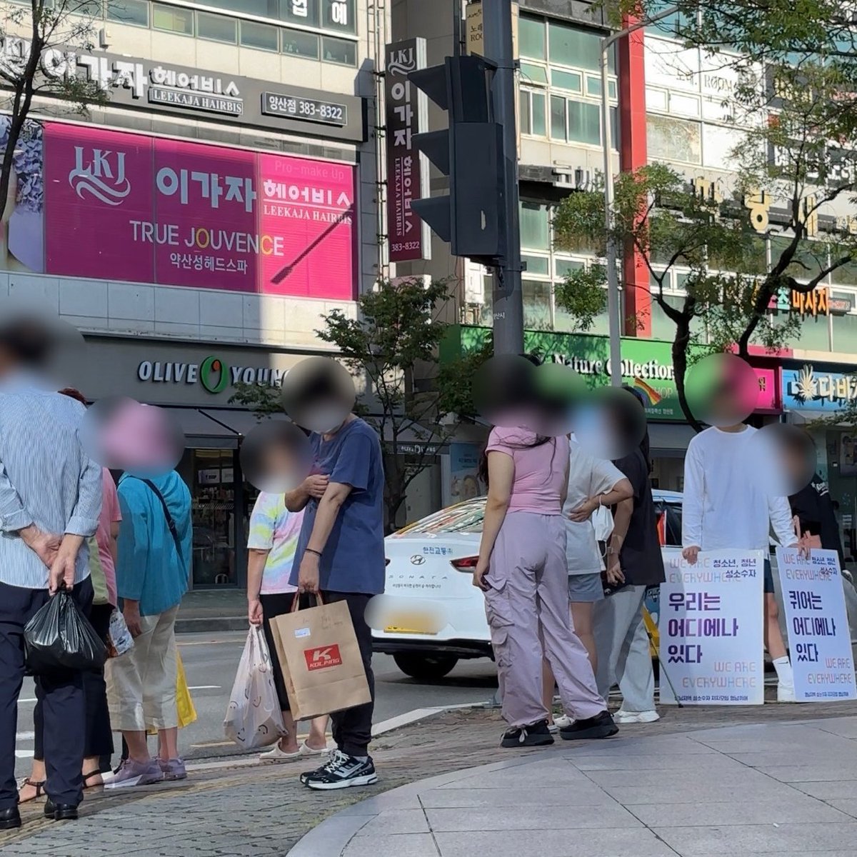 YeongnamQueer's tweet photo. 🏳️‍🌈오늘은 인천 부평구에서 #인천퀴어문화축제 가 진행되었는데요! 그래서 #퀴어문화축제 이 시작된 배경과 축제와 관련된 여러 정보가 담긴 판넬을 전시했습니다!

🌈그리고 축제장이 아닌 우리가 일상 속에서 걷는 이 거리에도 #퀴어는어디에나있다 #우리는어디에나있다 는 사실을 알렸습니다. https://t.co/lR8jF9tJcS