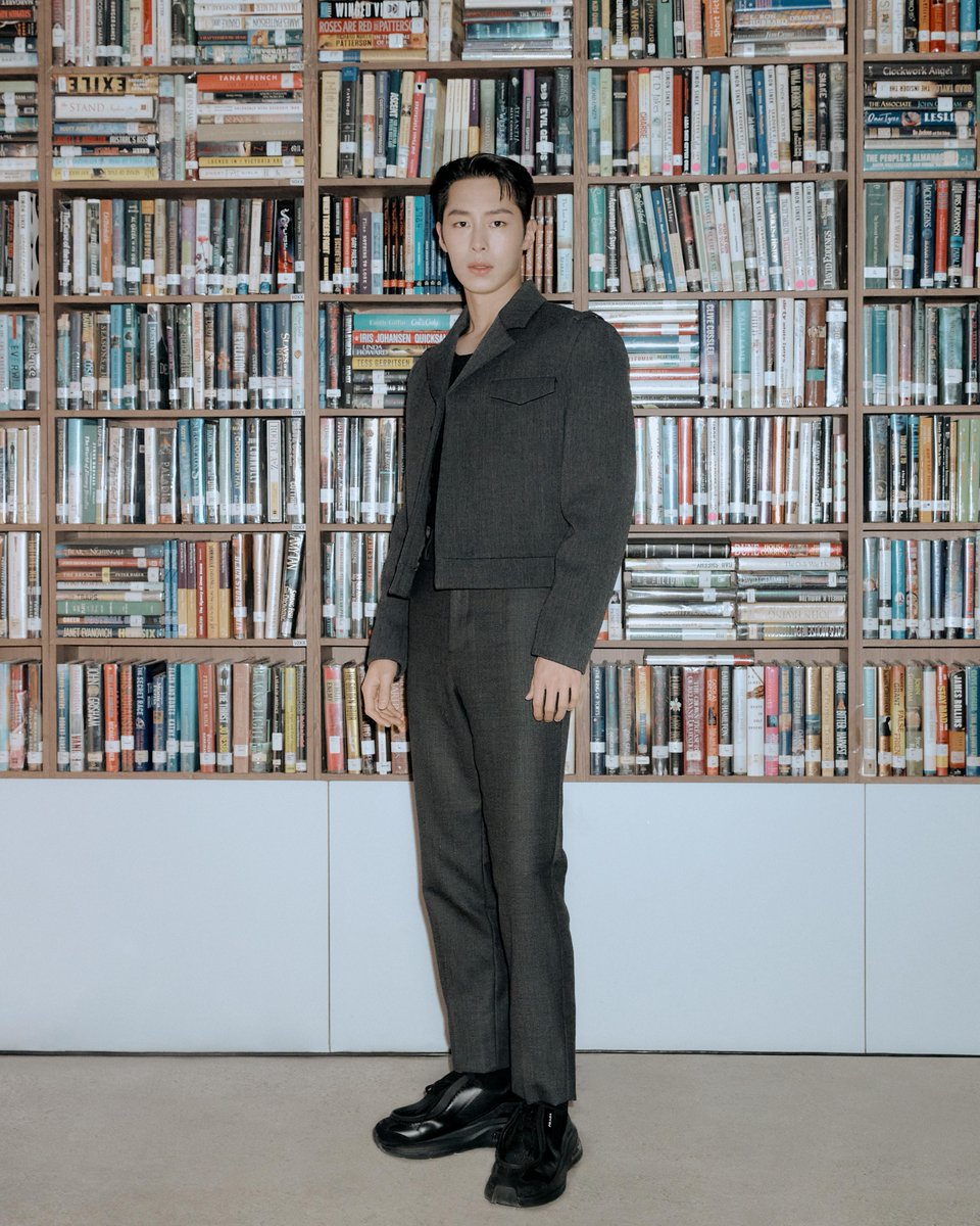 prada_japan's tweet image. キュレーターにイ・スッキョンを迎えた、「PRADA MODE ソウル」を訪れたゲストたち― #プラダ アンバサダーのサナと、ゲストのイ・ジェウク。　

tinyurl.com/yn9f4afu

#PradaMode #Prada