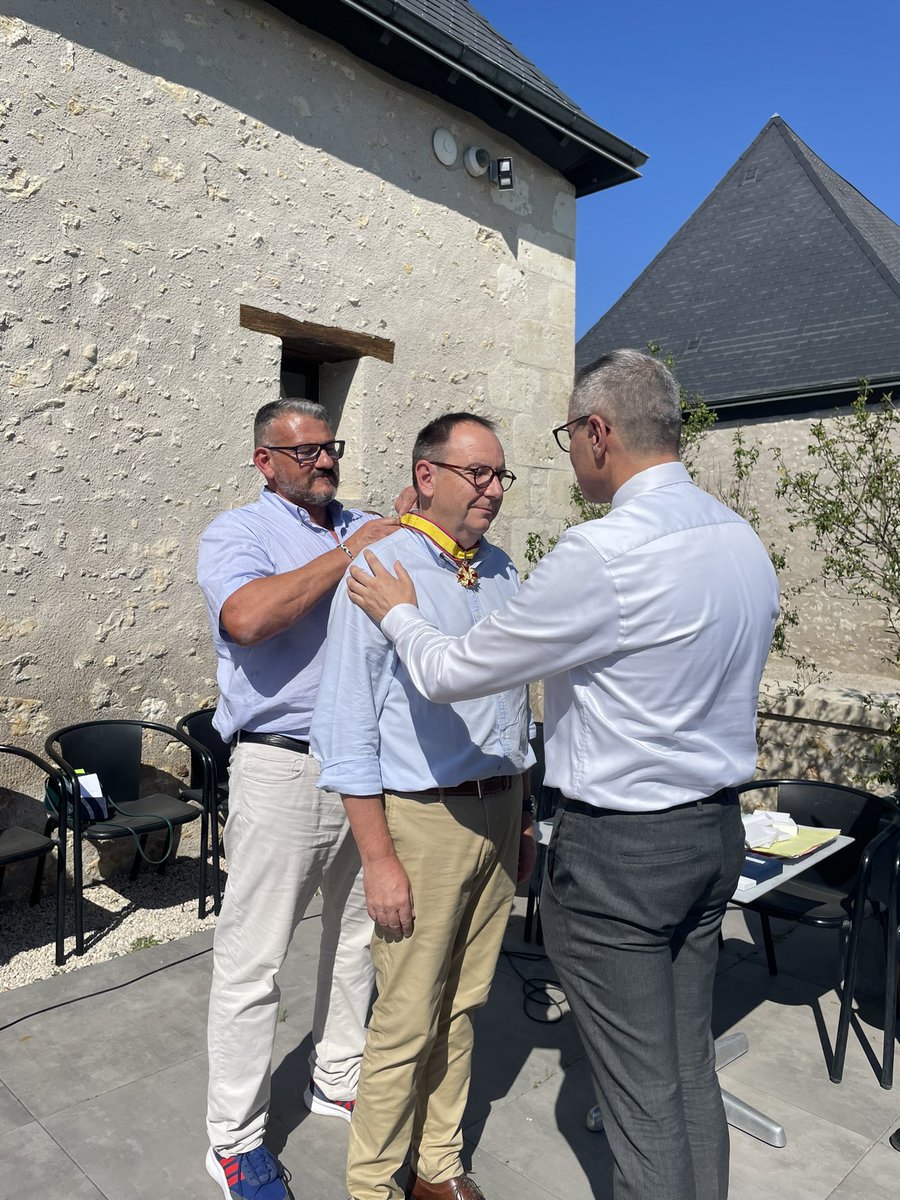 URCentreVdL's tweet photo. Remise des médailles de l’UR, de l’ODP et de la FNSPF à nos administrateurs 🎖️🎖️🎖️ Merci encore pour le travail fourni depuis toutes ces années. #Passion #Cohésion #Humain Merci a notre Président @PompiersFR pour sa présence à nos côtés 👍💪👏 https://t.co/GUUF8Orxbj