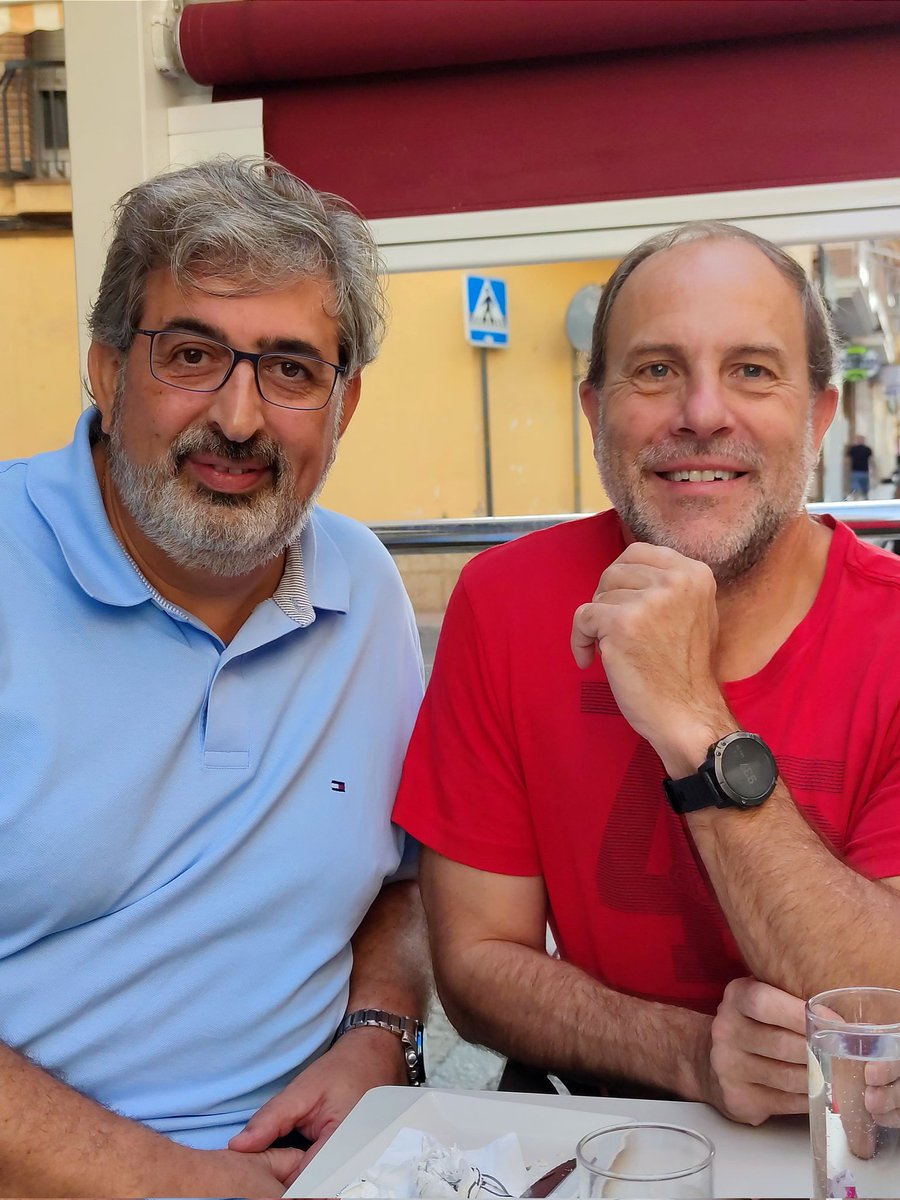 Luceros_1's tweet photo. Para mí es todo un lujo poder reencontrarme y conversar plácidamente con amigos tan Magníficos como nuestro ilustre paisano @nicolasruizuja, un tipo entrañable a la par que sencillo y lleno de vitalidad💪😃👍
#SomosUJA
#UJACONFIAENTI
#YOCREOENLINARES
#linares https://t.co/adyupX5t2d