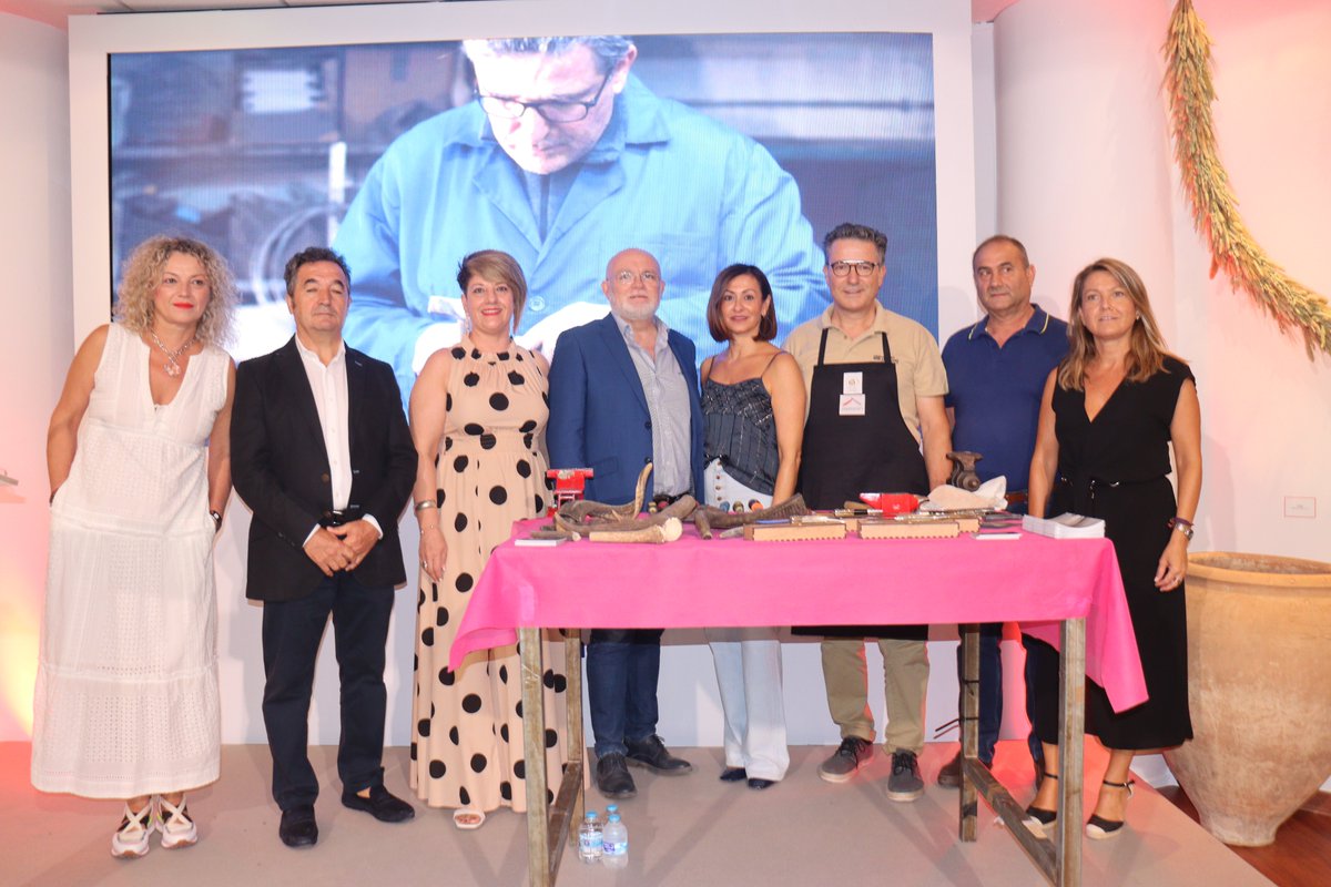 standjccmAB's tweet photo. ▶️ 📷 El @gobjccm, @Aprecu y los Ayuntamientos de #Albacete y #Madrigueras homenajean a los 1️⃣1️⃣ Maestros Artesanos del Cuchillo y la Navaja y muestran su unidad en defensa del sector de la #cuchillería. ·AlbaceteTierradeArtesanos

👉https://t.co/ARvcU0r6Gy https://t.co/84XxGGM85I