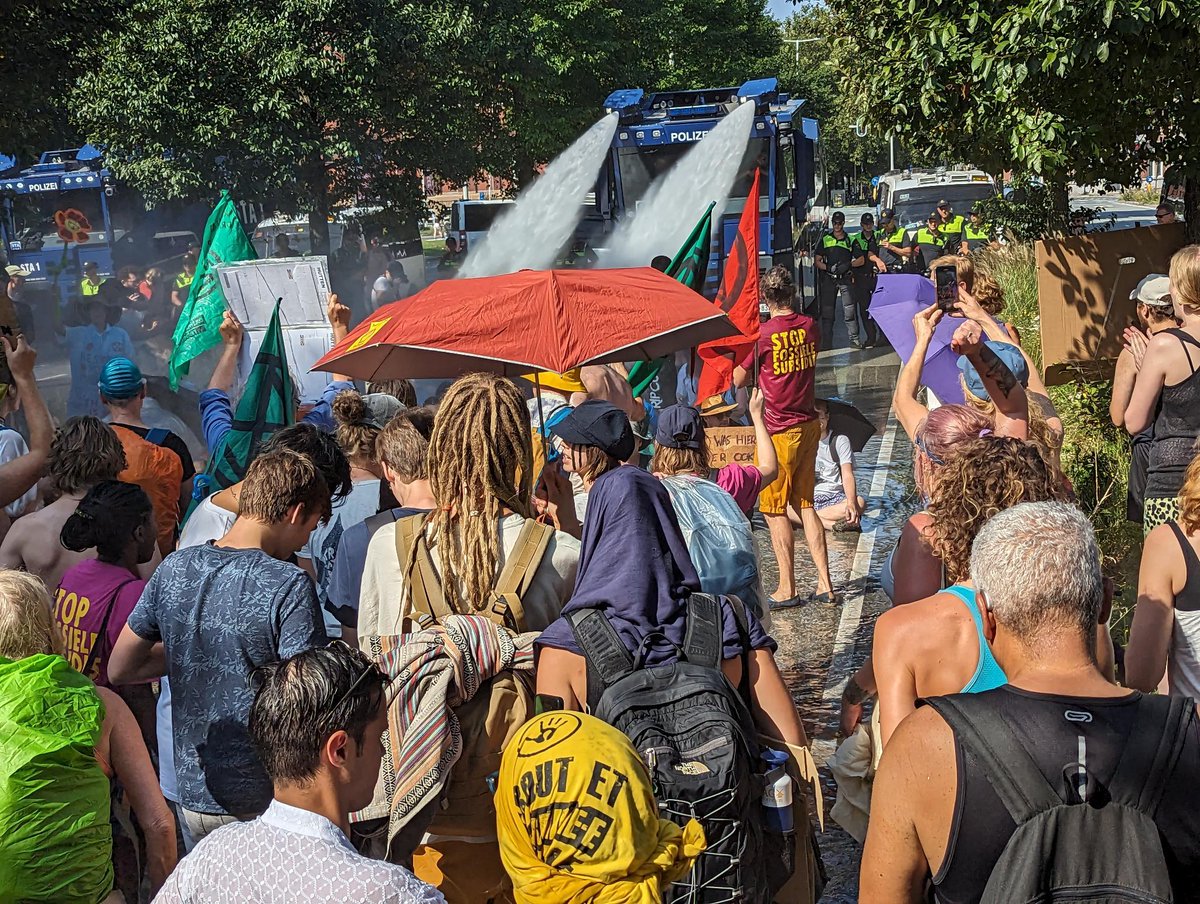 De gemeente Den Haag heeft weer gekozen voor repressie in plaats van facilitatie. Waterkanonnen en arrestaties hebben geen zin.

Morgen 12:00 #A12. 

#StopFossieleSubsidies #Klimaatrechtvaardigheid