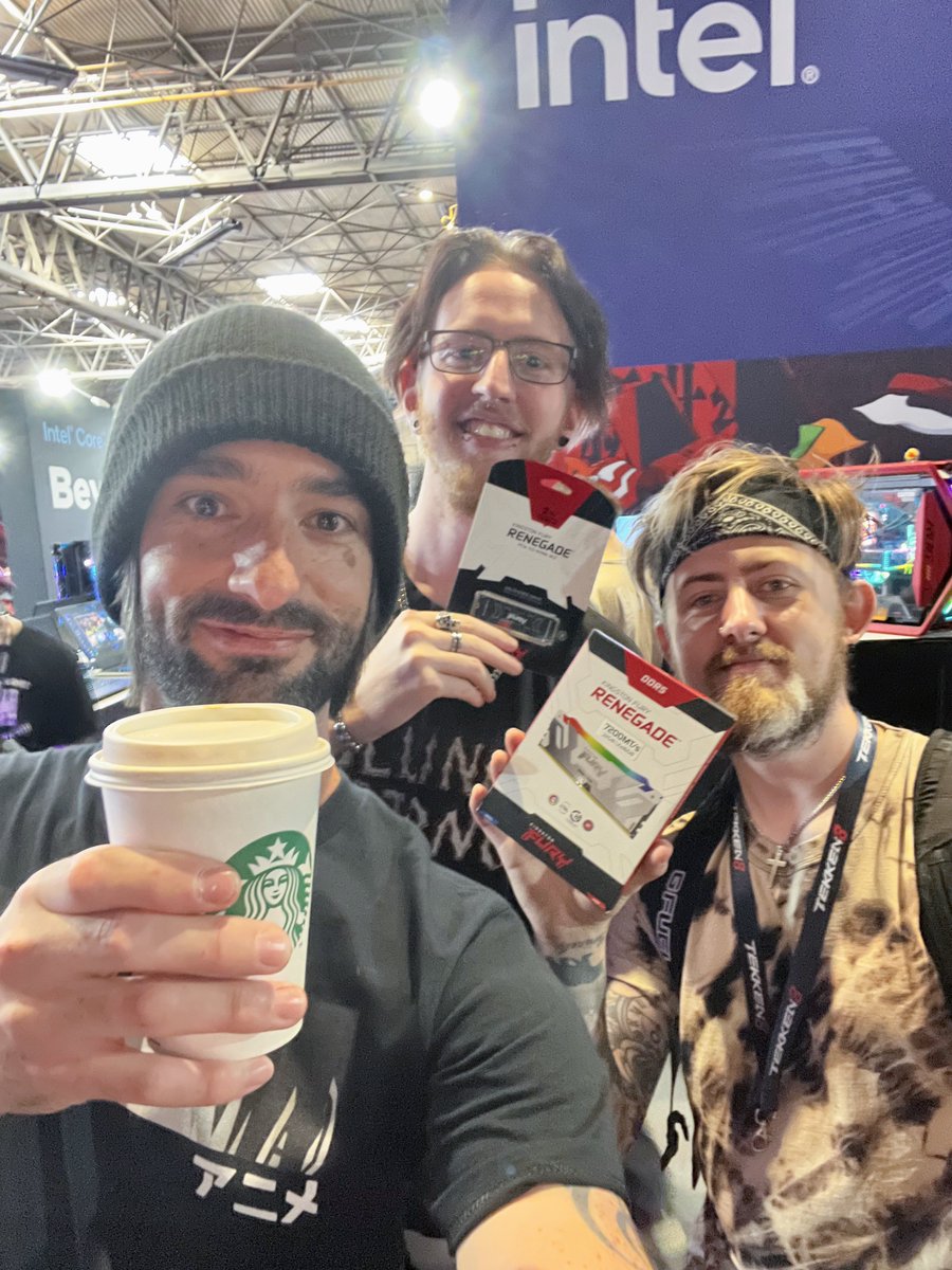 He who bringeth, winneth. Thanks for the coffee @GriizzIy! Enjoy your awesome @kingstontech goodies ❤️‍🔥 Hot Damn #i71 is a blast!

#kingstonFURY #intel #asusrog