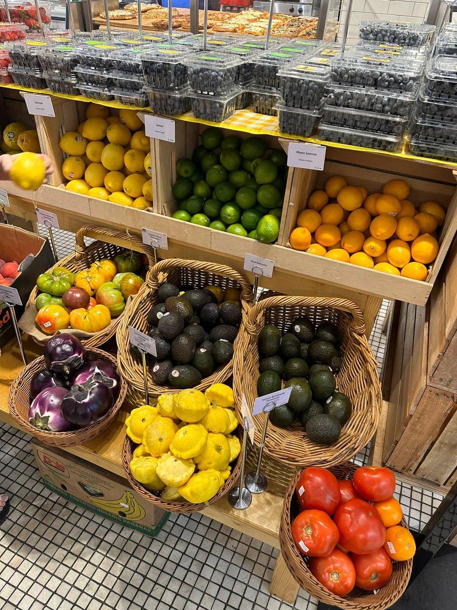 AndyJuan0318's tweet photo. New York's Upper East Side Oldest Supermarket|||New York's Oldest Supermarket near the Metropolitan Museum of Art Supermarket BUTTERFIELD
Started in 1915.
#USA 🇺🇸 #New York #Supermarket #Prices https://t.co/UU2nNlmgVb
