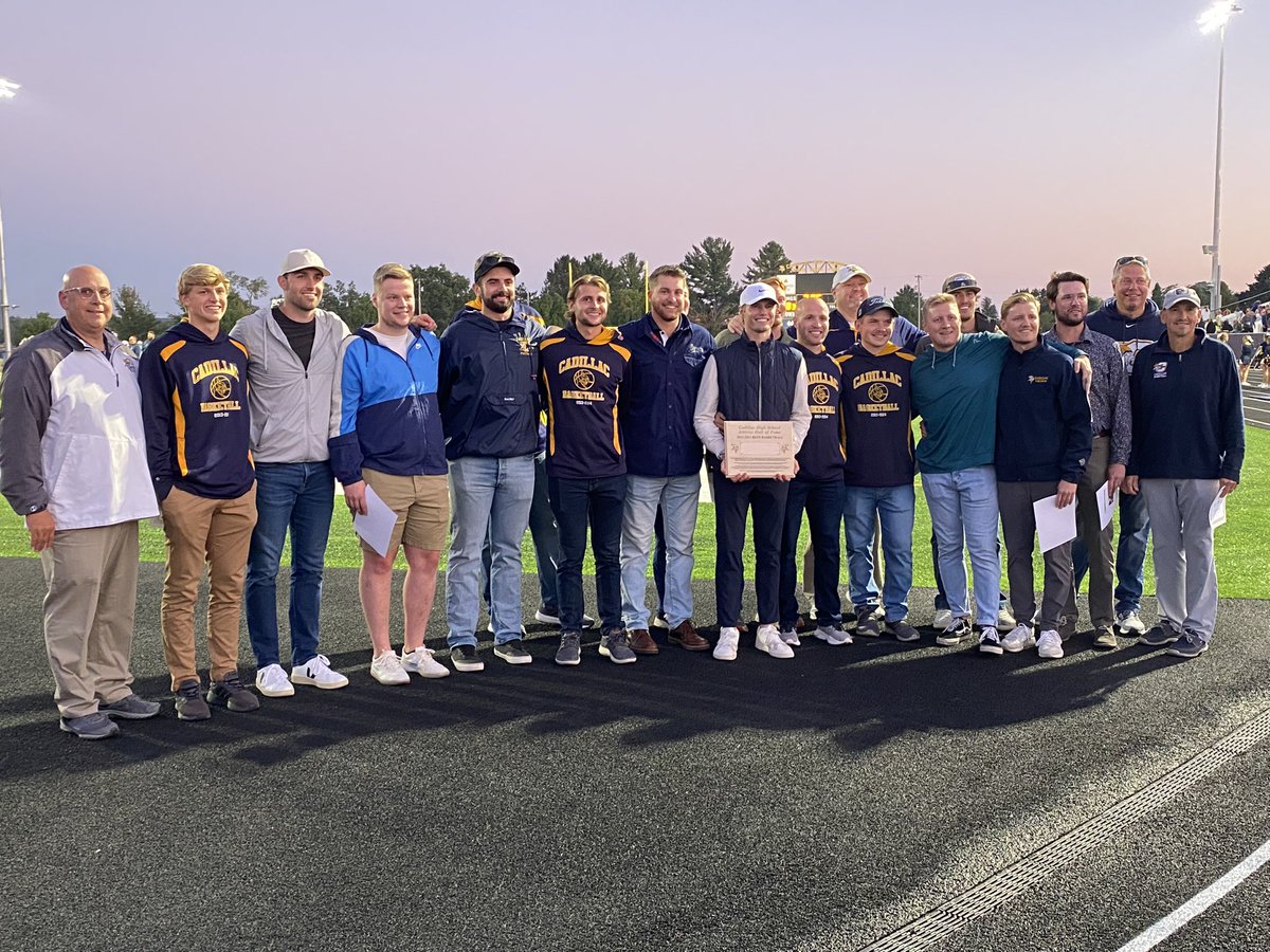 CadillacHoops's tweet photo. What a great night!! The fellas from the 2013/14/15 squads were back home to be inducted into the Cadillac Atheltic Hall of Fame. Back 2 Back 2 Back Final Fours is pretty special. Thanks to all who made the effort. https://t.co/CSoXIYUm4C