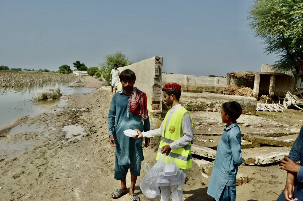 _Alms360's tweet photo. Our committed volunteers in Topi Sikandar Basti are working tirelessly to offer crucial aid and support during this devastating flood disaster.
#ALMS360Foundation #communityservices #donatenow #satlujriver #floodrelief #cookedmeal https://t.co/6uda2UrFk1