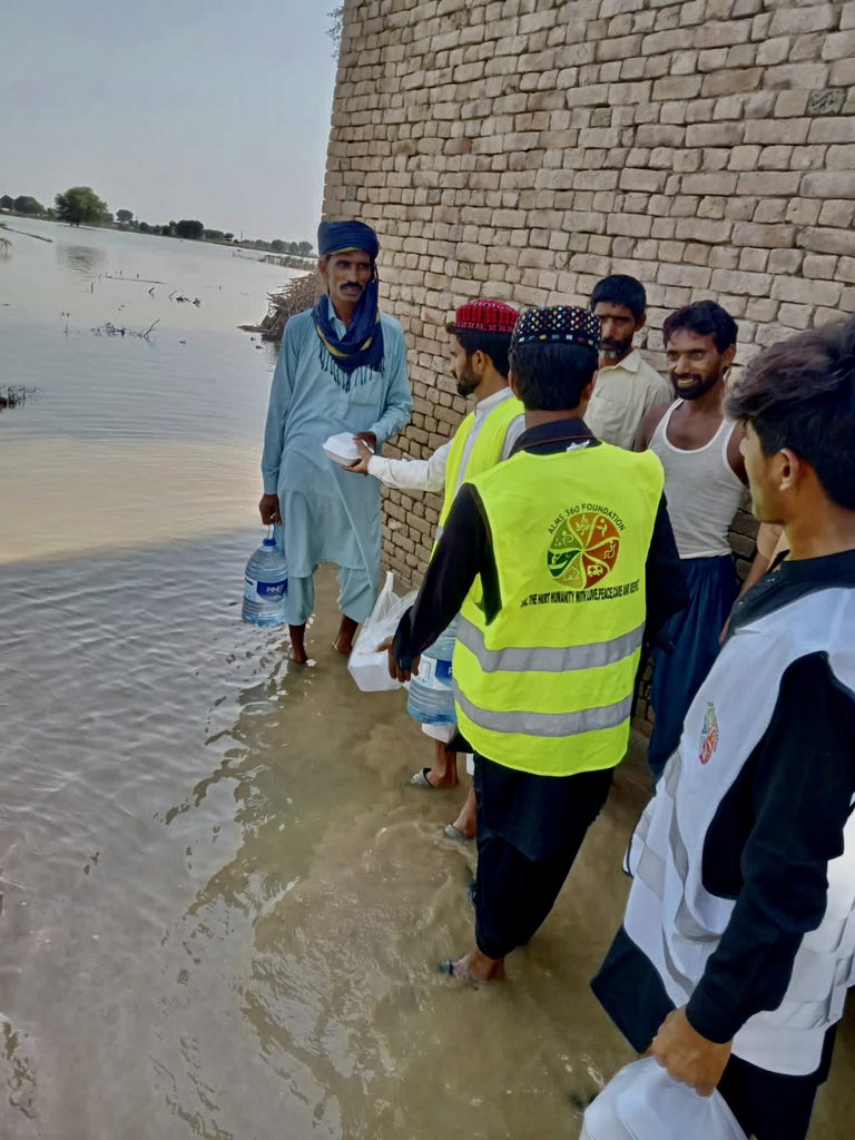 _Alms360's tweet photo. Our committed volunteers in Topi Sikandar Basti are working tirelessly to offer crucial aid and support during this devastating flood disaster.
#ALMS360Foundation #communityservices #donatenow #satlujriver #floodrelief #cookedmeal https://t.co/6uda2UrFk1
