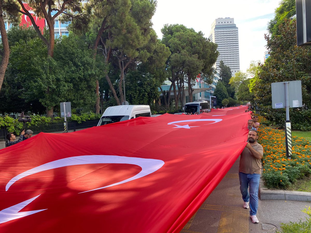 İzmir'imizin düşman işgalinden kurtuluşun 101. yıldönümü yürüyüşüne İl Yöneticilerimiz ve Konak İlçe Başkanımız ile birlikte katıldık.

9 Eylül'de işgale son veren başta Gazi Mustafa Kemal Atatürk olmak üzere aziz şehitlerimizi rahmet ve minnetle yad ediyorum.🇹🇷

#9Eylül
