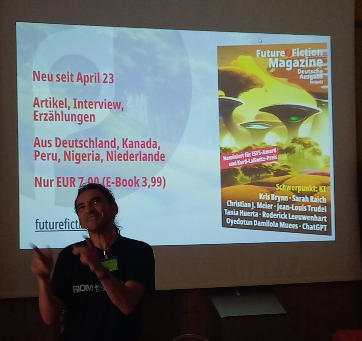 Das ist @uwepost - Herausgeber des #FutureFictionMagazin s (@Klaudia_Seibel : der seine Präsentation ganz allein starten konnte). 
#PhantTa39 #ClimateFiction #PhanBibWZ #FutureFiction #Literatur #Klimakrise