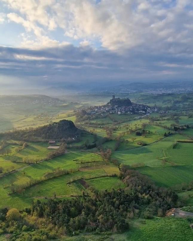 otpuyenvelay's tweet photo. Moment unique sur la forteresse de POLIGNAC parmi les plus beaux villages de France . 📸Montgolfiere et découverte #lepuyenvelay #envelay #plusbeauxvillages #auvergnerhonealpes #mongolfiere https://t.co/aQzQYiYdi7