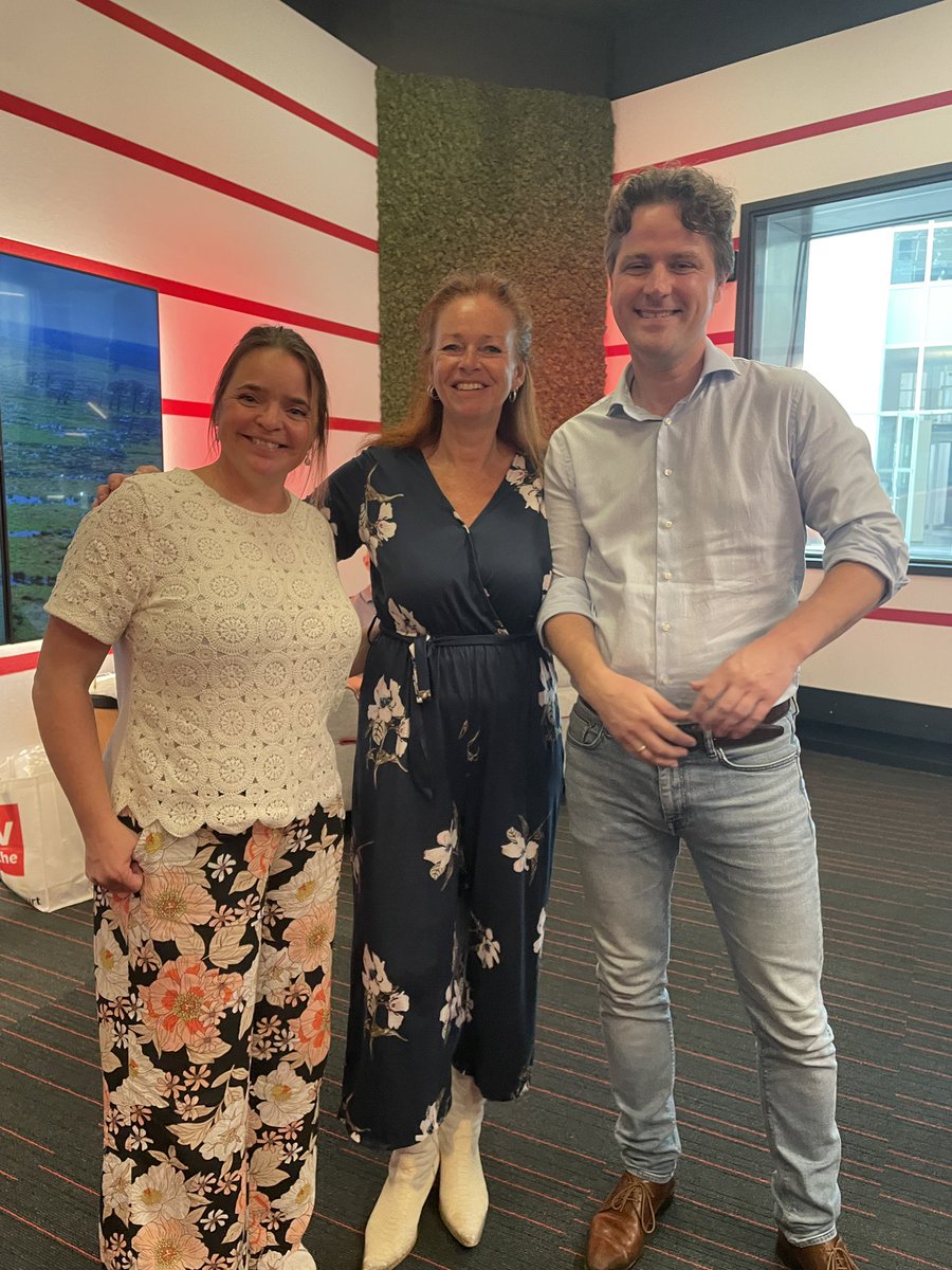 MargrietBenak's tweet photo. Zojuist eerste #cassata weer op @RTVDrenthe met technicus @MartinFullerNL ; en met @cdavandaag @HenriBontenbal en @ElineVedder, @ArchiPuntDR @Sophieroom, Radioforum met oa kamerlid @strolenberg @VVD, Harry Tupan van @DrentsMuseum en speciale tafelgast burgemeester @JanZwAalden https://t.co/ik2iTeN50w