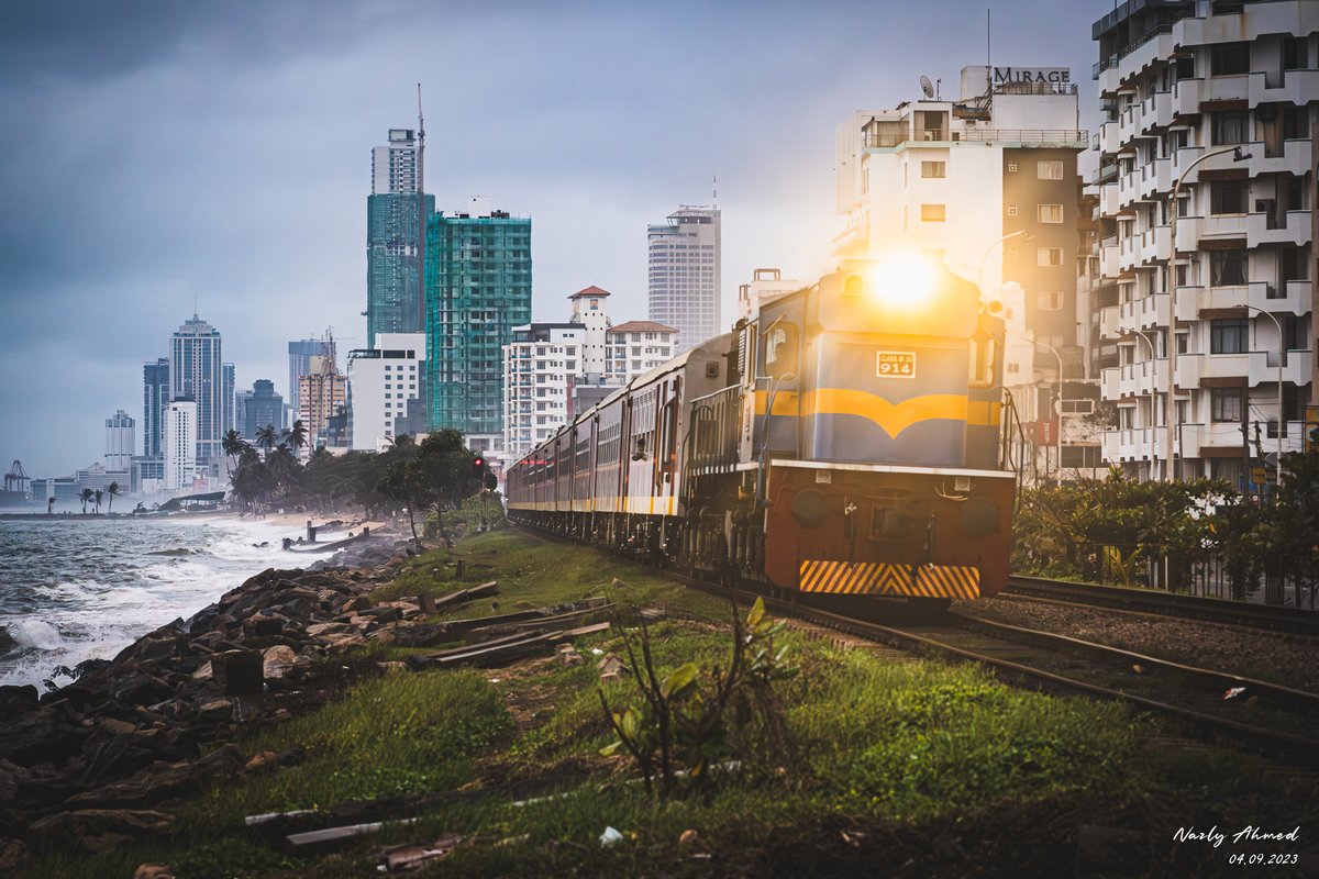 nazly's tweet photo. 'Yaal Nila', the new luxury night train service from Kankesanturai to Mount Lavinia.
๐ Wellawatte & Bambalapitiya, Colombo.
#colombo #railfanning #trainspotter #EverydaySriLanka ๐ฑ๐ฐ https://t.co/R1kgqoh0Mj