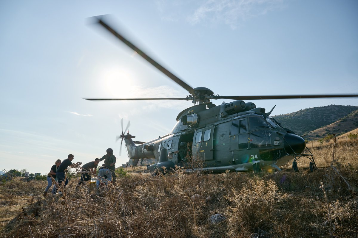 vbs_ddps's tweet photo. Die Armee setzt ihre Unterstützung Griechenlands bei der Bewältigung der Hochwasser fort. Die drei Super-Puma-Helikopter werden für Personen- und Materialtransporte in der Region #Thessalien eingesetzt. #GreeceFloods @SwissHumAidUnit https://t.co/owyLAcTRuK