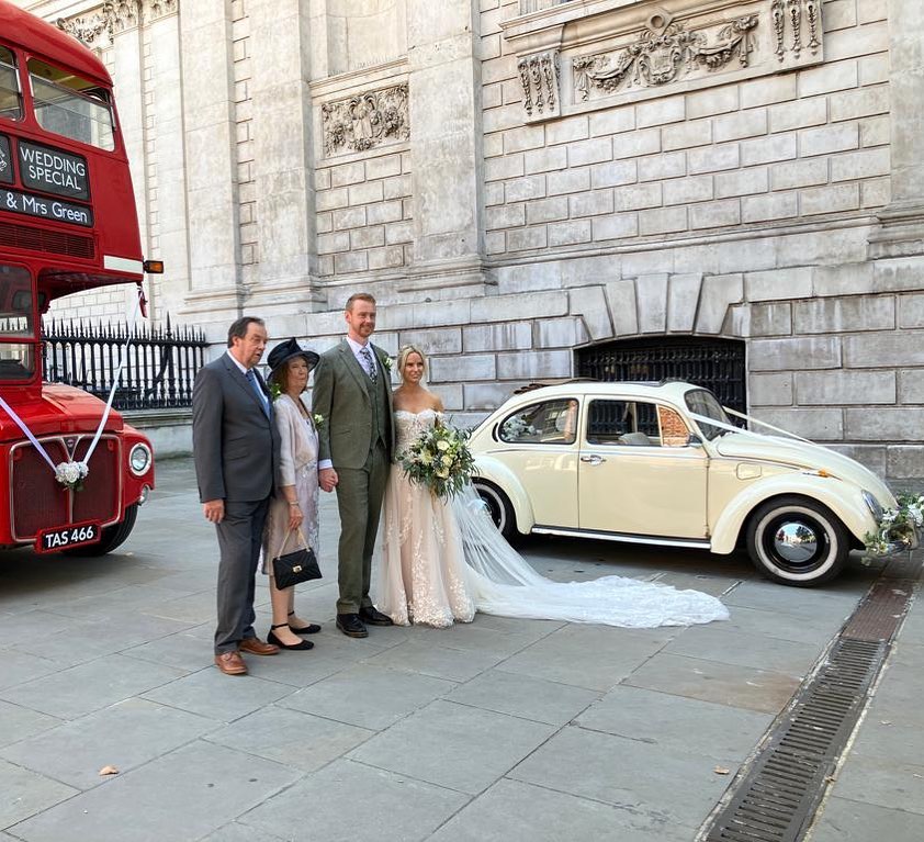 Parked up in the cooling shade of stpaulscathedrallondon for today’s gorgeous wedding in London with Beatrix Beetle. Thank you for having us there!
.
#londonwedding #vwbeetleweddingcar #stpaulscathedral #londonweddingcar