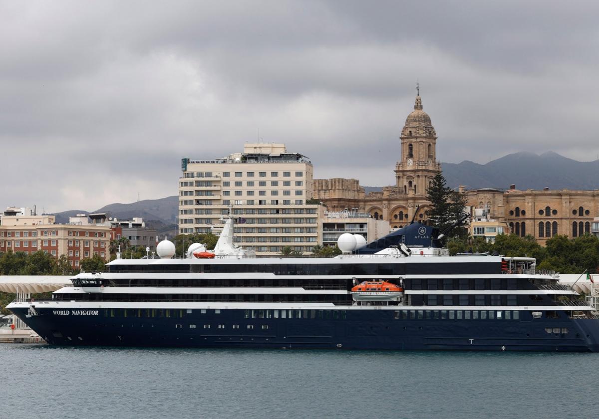 🧳 El lujoso crucero #WorldNavigator hace escala en #Málaga 📷 @miguefernandez_ ➡️ diariosur.es/turismo/lujoso…