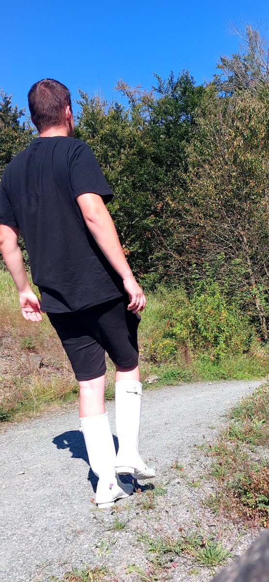 TPL301's tweet photo. #WellyWeekend #wellies 
Eine herrliche sehr warme 27 Grad plus Wochenende. Meine White #hunter #HunterOriginal sind ausgezeichnet. Es ist eine Schande, allein zu sein.Ich suche einen Partner und ein Paar.Liebe #gummistiefel bei jedem Wetter,ich trage  #hunterBoots UK8 42 und Sie? https://t.co/eGLeCZN5yO