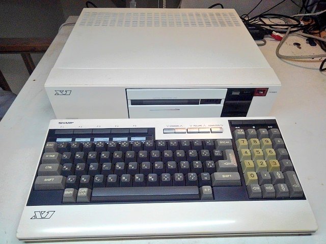 toshitada1973's tweet photo. 初代X1のカラバリは、ローズレッド、メタリックシルバー、そしてスノーホワイトの3色。白が一番数が出てないのかな…後継機には設定されなかったし。同じ筐体なのに、各色主張がすごいね!! #X1 #CZ800C https://t.co/Uc4r6f8yfz