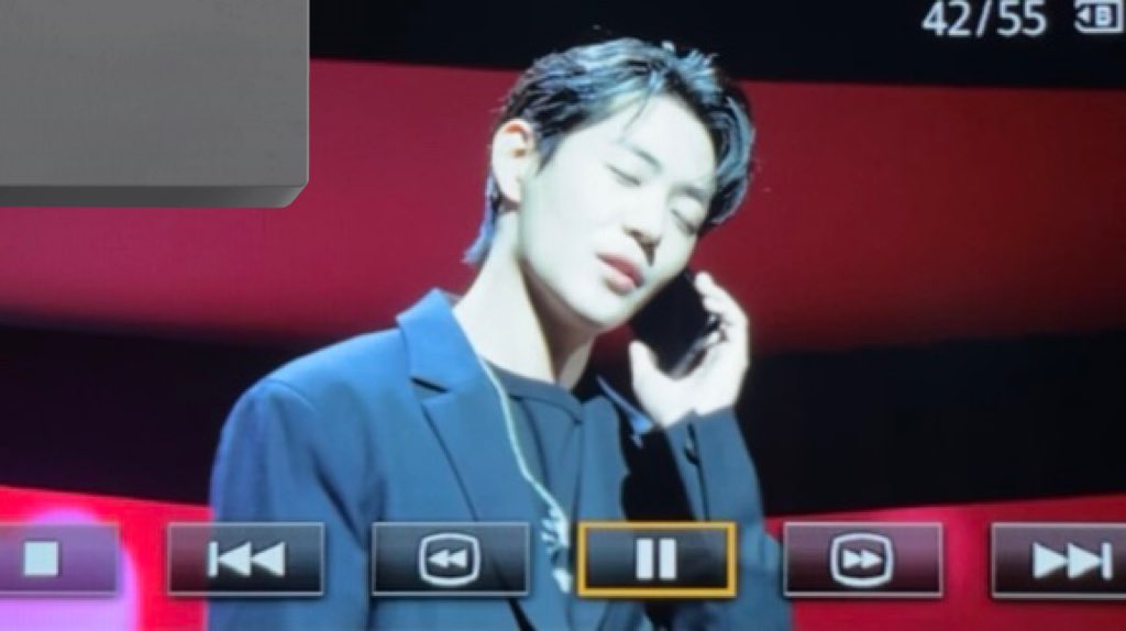 팬미팅에서 전화번호 뽑아서 일대일로 폰서트 불러주는 신재하 같이 좋아할 사람 . ..ㅠ

가사가 • • •
 이건 세상에서 제일 비싼 단독 공연
 가수는 나고 관객은 너 하나