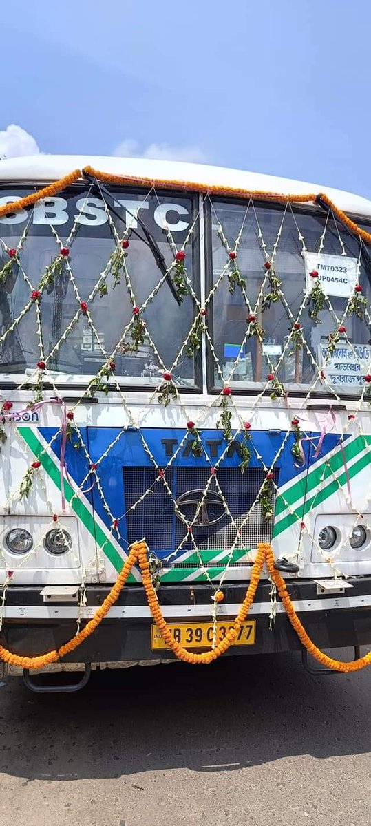 GhatakMoloy's tweet photo. Didi @MamataOfficial is working on to make WB at the TOP in every departments. Under her leadership #SBSTC has introduced two CNG buses from Asansol to Suri as part of ongoing Green Asansol Clean Asansol mission.
Thanks to @ShatruganSinha ji, Subhas Mondal ji and other leaders https://t.co/haybH5eGco