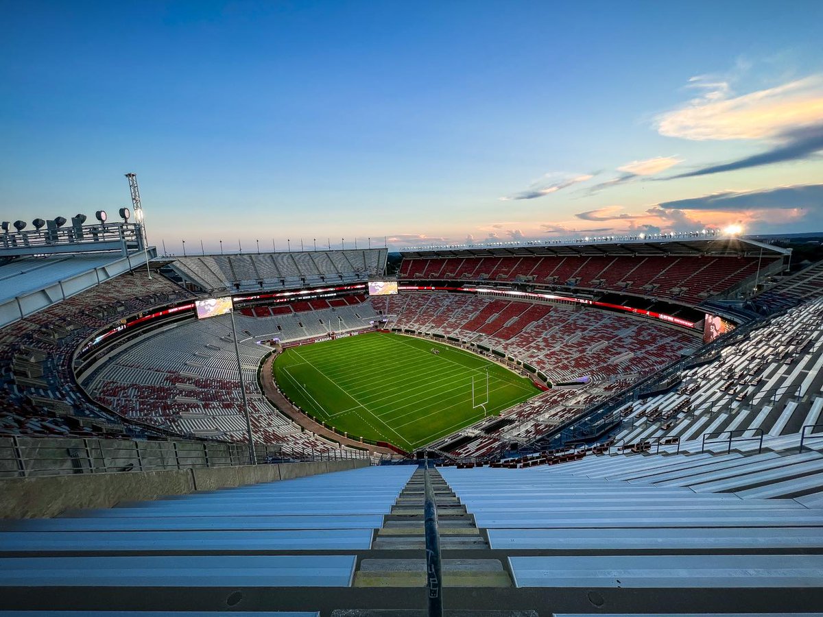 tuscaloosacity's tweet photo. Wake up. It's game day. 👊 We can't wait to watch @AlabamaFTBL take on @TexasFootball tonight at Bryant-Denny Stadium! RT if you're ready. 🐘 🏈 ❤️ #HornsDown #RollTide

📸: @UA_Athletics https://t.co/7MdyvH9zV7