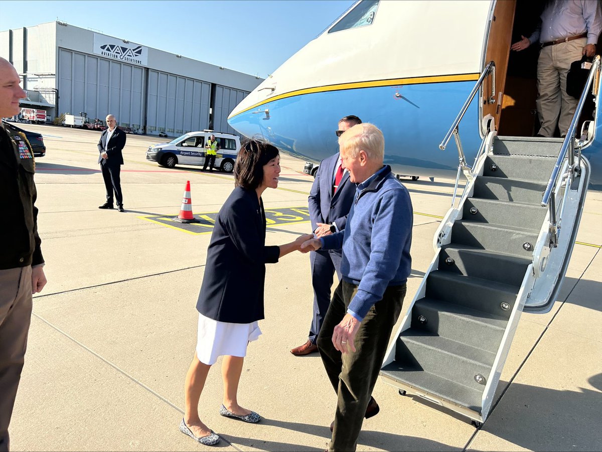 SenBillNelson's tweet photo. Thrilled to be on the ground in Düsseldorf to represent President Biden and the American people at the @InvictusGamesDE Opening Ceremony. Let the games begin! https://t.co/eKWBaYrcyu