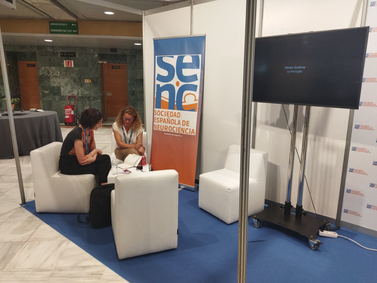 SENC_'s tweet photo. 📣¿Disfrutando del #IBRO2023 en #Granada? ¡Visita nuestro estand en la 📍planta 1 y hazte las fotos del congreso con el vinilo que hemos preparado!

📸Y no olvides etiquetar a @senc_ @IBROorg en las imágenes y usar los hashtags: #SENCDay #IBRO2023 https://t.co/4iPYKenB7Y