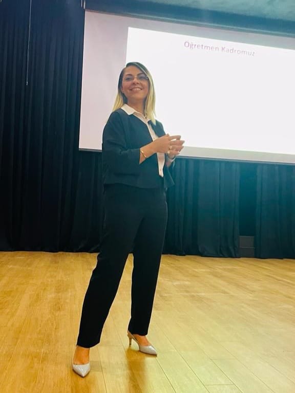 UONarlidere's tweet photo. 5.sınıf velilerimiz ile Yönetim Danışmanı ve Bahçeşehir Üniversitesi Öğretim Görevlisi Sn.Hale Güneş'in de katılımlarıyla 2023-2024 eğitim öğretim yılı akademik işleyişimize ilişkin veli bilgilendirme ve tanışma toplantısını gerçekleştirdik.
#uğurluolmak 💜 https://t.co/3dWPnPsbUX