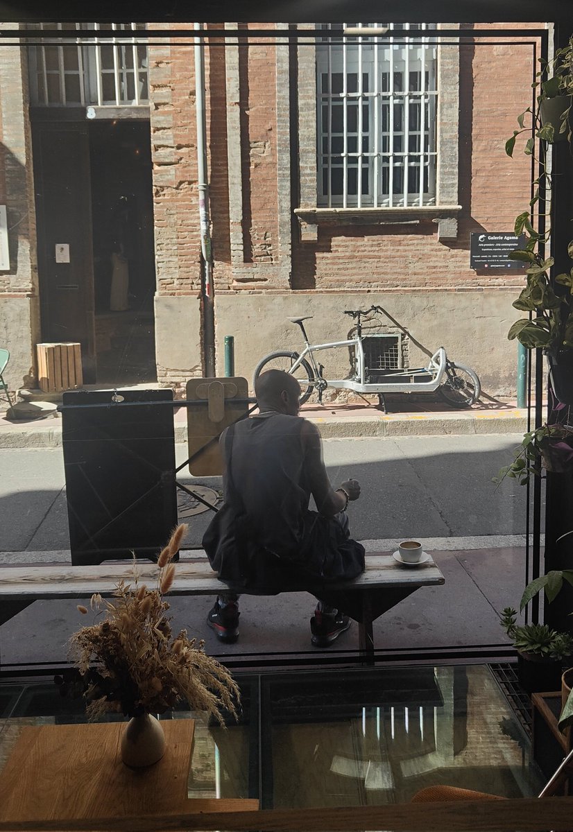 Le café ça permet de belles rencontres.
Tricky, ex Massive Attack, qui boit des Cappuccinos dans notre boutique <a href="/hayuco_coffee/">Hayuco Coffee</a>.