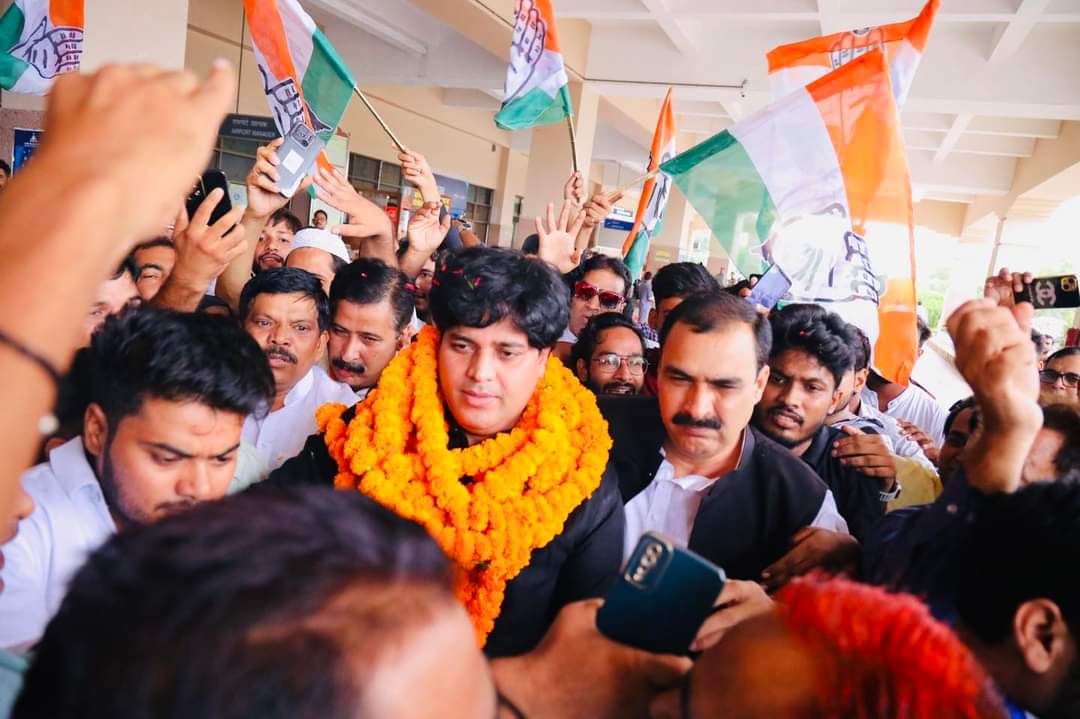 SiddiquiZaira's tweet photo. आज गया, बिहार पहुँचने पे विभाग के साथियों ने राष्ट्रीय चेयरमैन, सांसद @ShayarImran जी का भव्य स्वागत किया। https://t.co/Uv5zHq3XMB