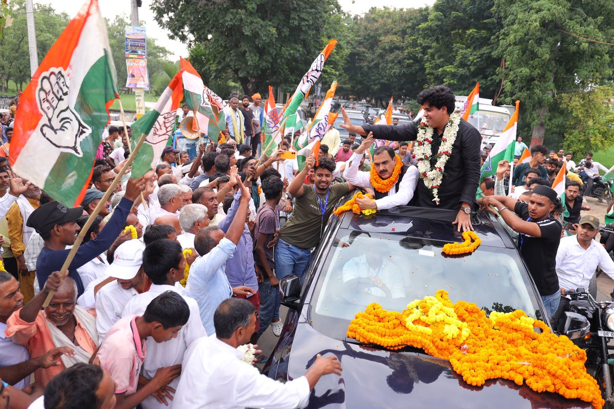 SiddiquiZaira's tweet photo. आज गया, बिहार पहुँचने पे विभाग के साथियों ने राष्ट्रीय चेयरमैन, सांसद @ShayarImran जी का भव्य स्वागत किया। https://t.co/Uv5zHq3XMB