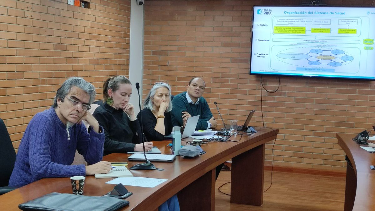 El #ViceProtección <a href="/Luis_AMartinezS/">Luis Alberto Martínez Saldarriaga</a>, el Dir. de <a href="/AdresCol/">ADRES</a>, Félix León Martínez, y la Misión de Descentralización, con apoyo de <a href="/OPSOMS_Col/">OPS/OMS Colombia</a>, avanzan en la construcción de propuestas para fortalecer capacidades de municipios, dptos. y distritos, frente al desarrollo de funciones