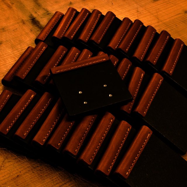 turkeyleg1214's tweet image. あれがこうなる。
とりあえずの30個。
#pushplate #プッシュプレート
#pushplates #押し板
#doorpart #ドアパーツ
#doorparts #ドア金物
#door #ドア #扉
#buildingparts #建築パーツ
#industrialdesign #工業系
#product #プロダクト
#leather #レザー #革
#revista #レヴィスタ