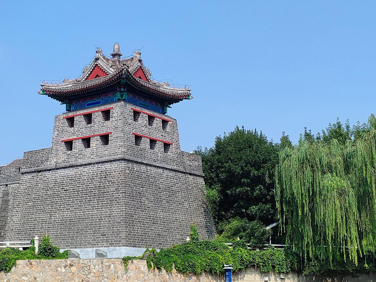VisitBeijingcn's tweet photo. In #Beijing, there's a discreet yet enigmatic destination known as the Zuo'anmen #CornerTower. The recently reconstructed #attraction not only stands as a beacon of traditional Beijing culture but has also been transformed into a free and accessible library. #VisitBeijing https://t.co/MIcP6AOQ0k