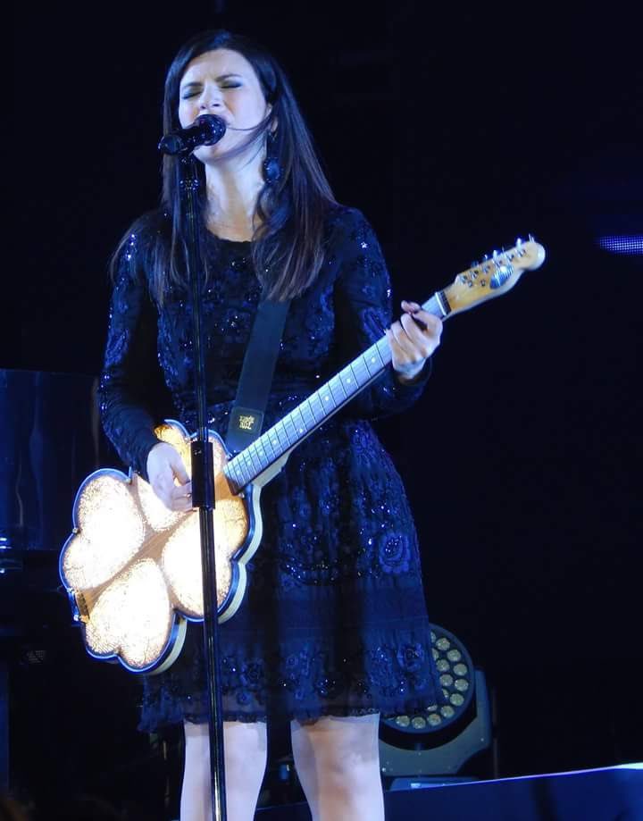 almacomplicada9's tweet photo. Fotograma de un sueño 9/9/16 ✨🍀🇺🇾🤍
#SimilaresTour #Uruguay @LauraPausini https://t.co/r7RgyC2dOY