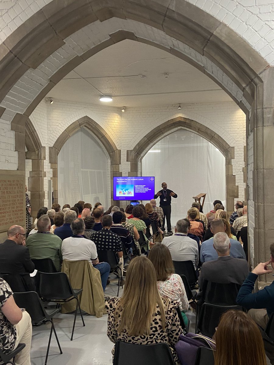 leydenmichael's tweet photo. Tremendous start to @EmmanuelTheoCol - the whole College community gathered for commencement Eucharist & now the induction of our new students @cofelancs @DioManchester @LivDiocese @CarlisleDiocese @ChesterDiocese @SodorManDioces1 #ChristCentred #HopeFilled #MissionOrientated https://t.co/junbfFDbFW