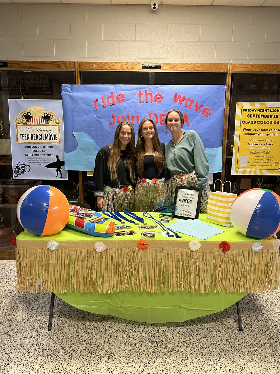 HHSCommandoCTE's tweet photo. We spy some CTSO booths during Club Rush yesterday! 👀 #CommandoCTE #ClubRush @hhscommandos @SumnerCountyCTE https://t.co/oIbJj7ybWc