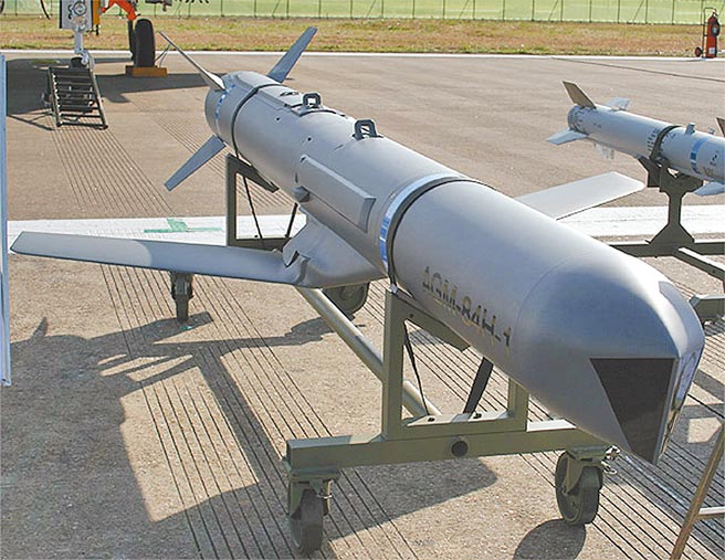 NatSecLedger's tweet photo. #NAVAIR is preparing to award Boeing a contract for Harpoon & Standoff Land Attack Missile Expanded Response Lot 93 procurement to support FMS demand. #SLAMER is the best option to sustainably supply 🇺🇦 with air-launched CM capability for its future F16s & other a/c. https://t.co/RKuIdjZLyw
