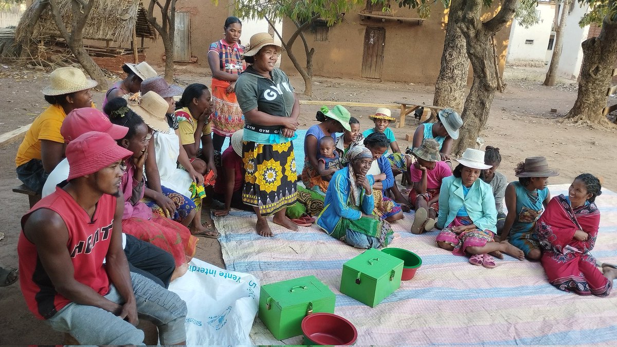 randriamboavonj's tweet photo. DAPRNE-MEDD visit in Itremo protected area: VSLA (village savings and loan association) well accepted and functional after 6 months creation with the local women in Amborompotsy-Itremo... Well done! 👏👍 https://t.co/MVlHRpGcLe
