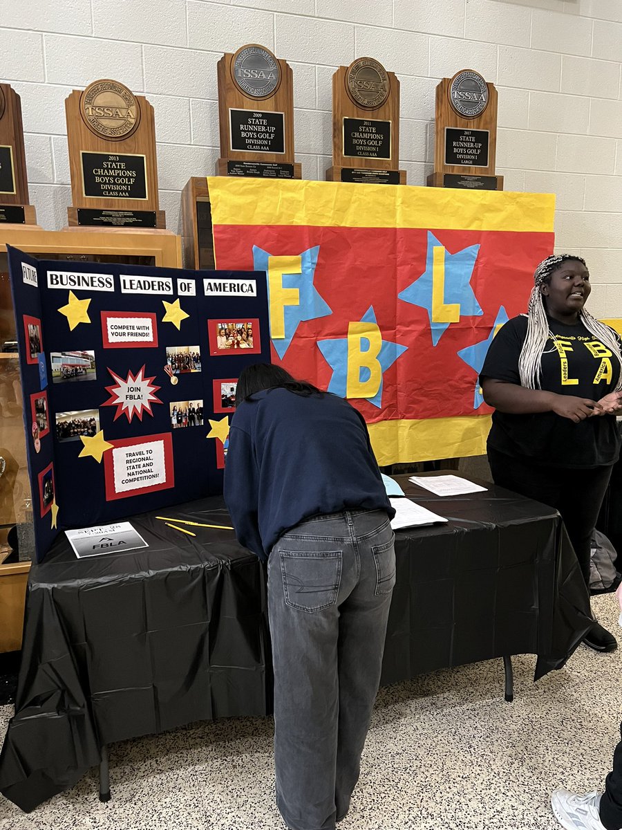 HHSCommandoCTE's tweet photo. More CTSO booths during Club Rush #CommandoCTE @hhscommandos @SumnerCountyCTE https://t.co/X0kXIlhjK3