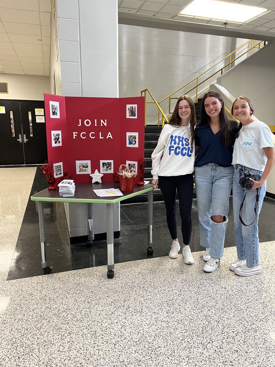 HHSCommandoCTE's tweet photo. More CTSO booths during Club Rush #CommandoCTE @hhscommandos @SumnerCountyCTE https://t.co/X0kXIlhjK3